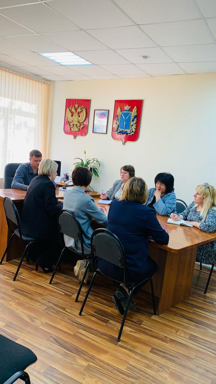 Руководитель аппарата провел совещание.