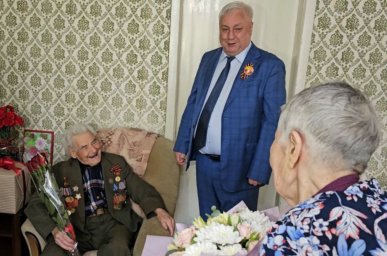 Глава Энгельсского района Дмитрий Плеханов поздравил ветеранов с Днём Победы.