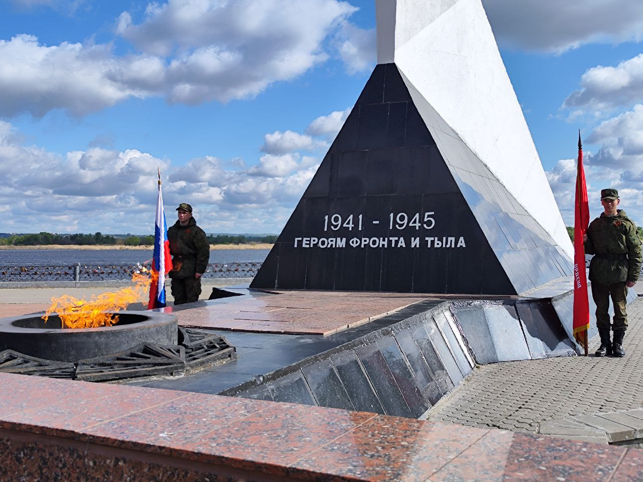 В Энгельсе почтили память о героях фронта и тыла.
