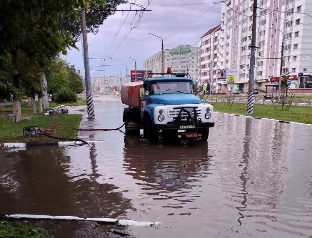 Специалисты МКУ «Городское хозяйство» продолжают устранять последствия прошедшей грозы со шквалистым ветром.